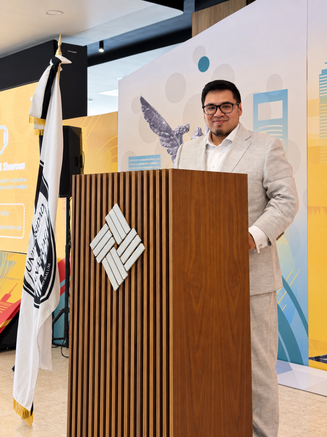 Dr. Erik Alejandro Montealegre Vargas en el atril durante Helix México 2026