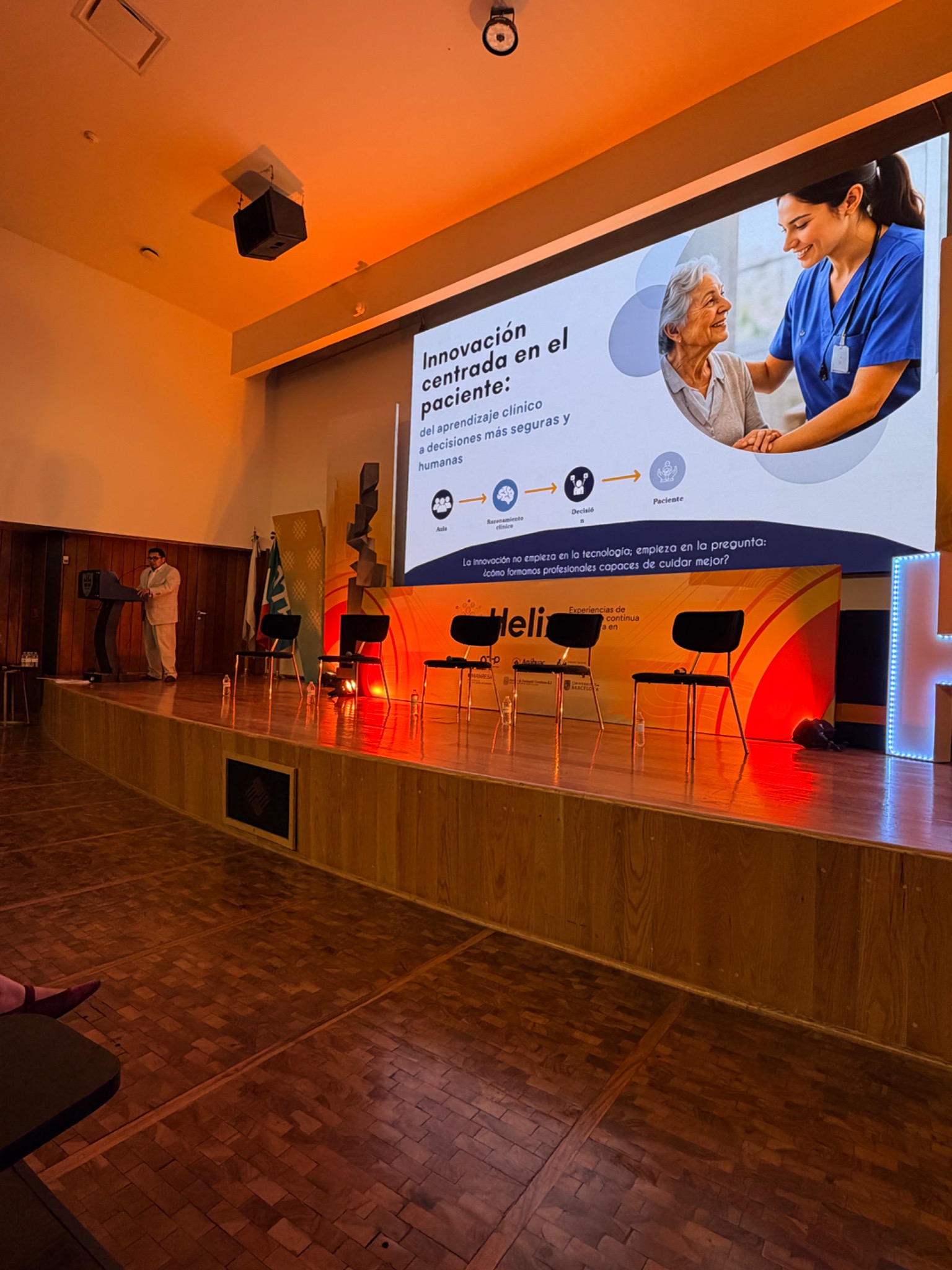 Dr. AlexMont exponiendo sobre innovación centrada en el paciente en Helix México 2026
