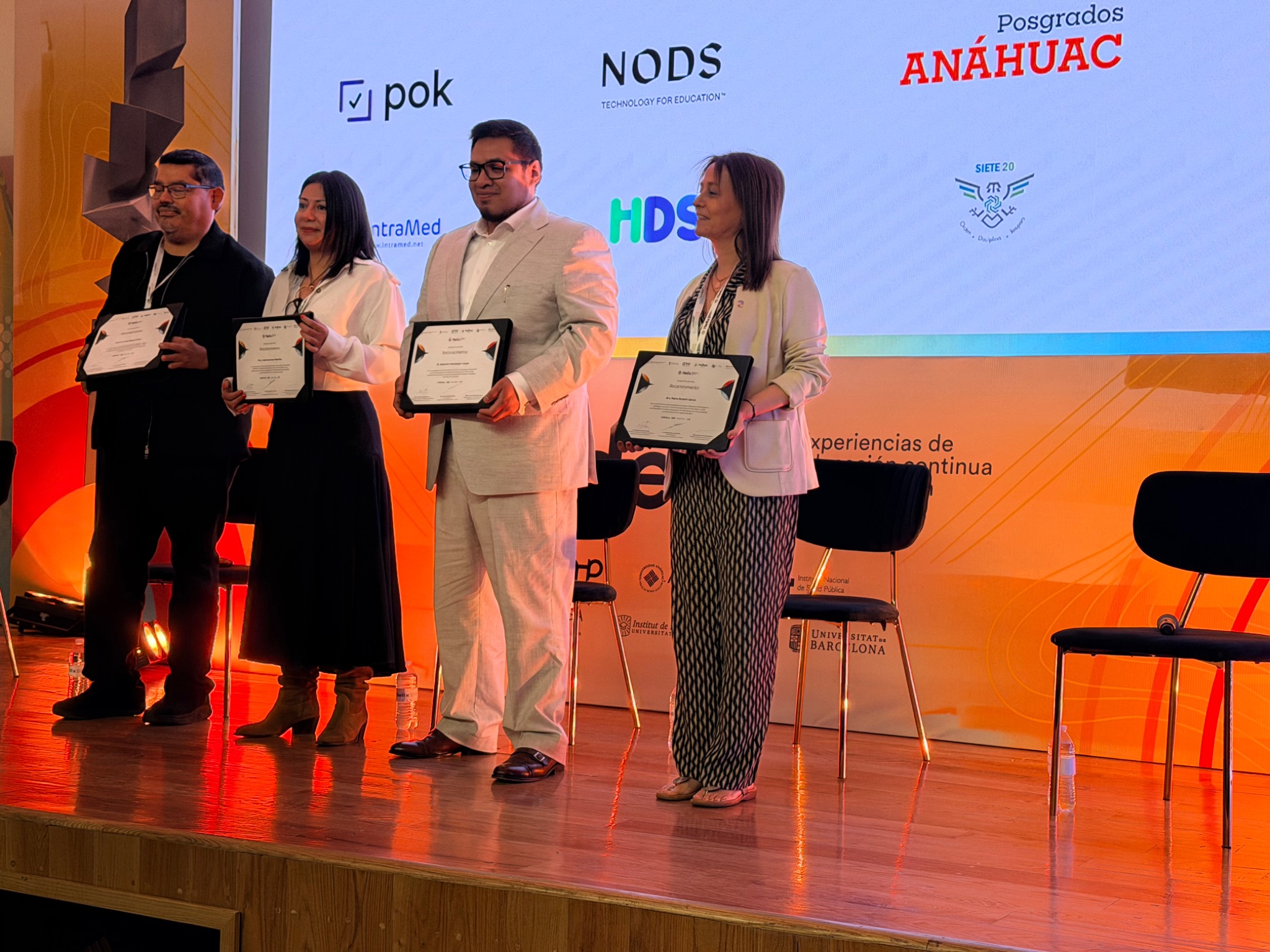 Dr. AlexMont junto a otros participantes con sus reconocimientos en Helix México 2026